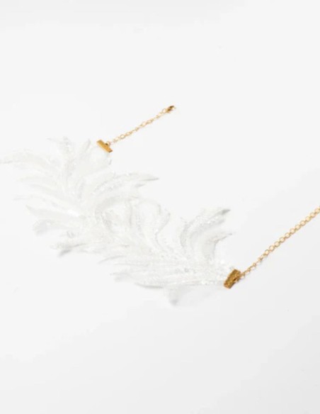 Choker de plumas blancas bordadas