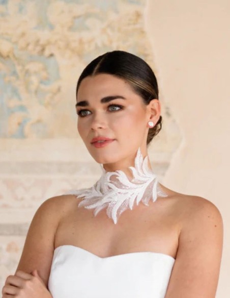 Tour de cou en plumes blanches brodées