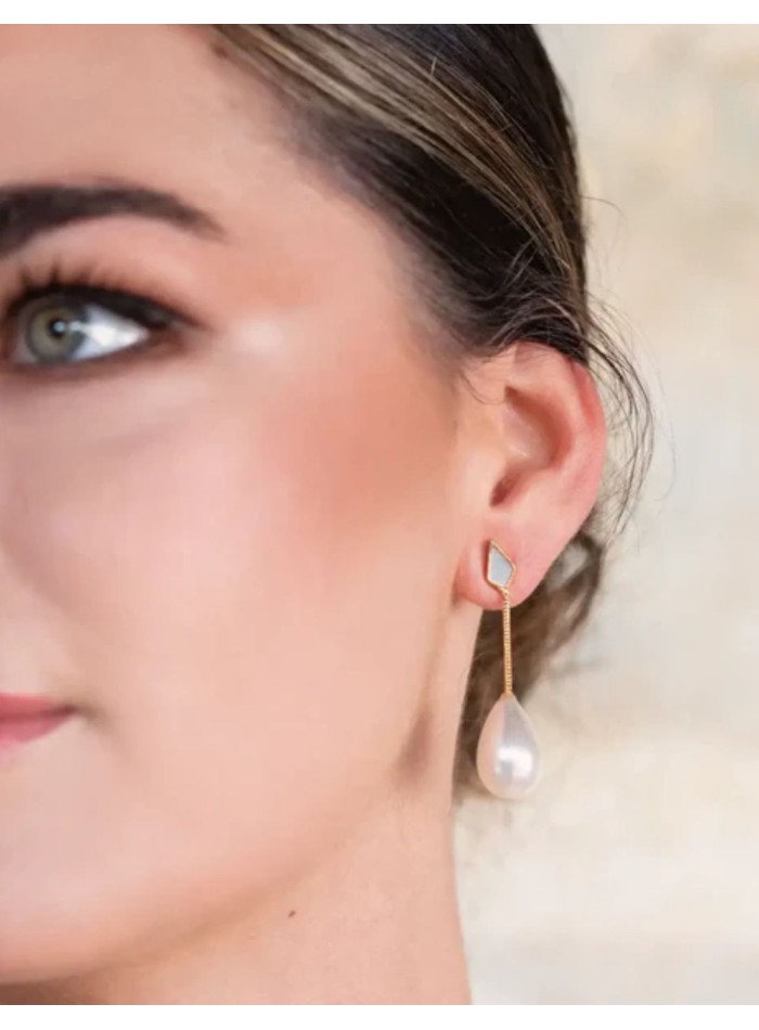 Boucles d'oreilles courtes de mariage avec fil d'or et perle en goutte d'eau