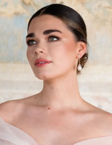 Short bridal earrings with golden thread and pearl teardrop