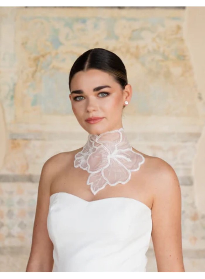 Collier avec fleurs blanches brodées