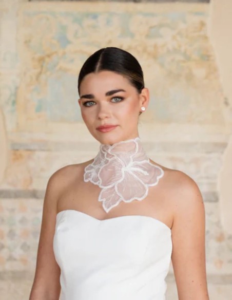 Necklace with white embroidered flowers