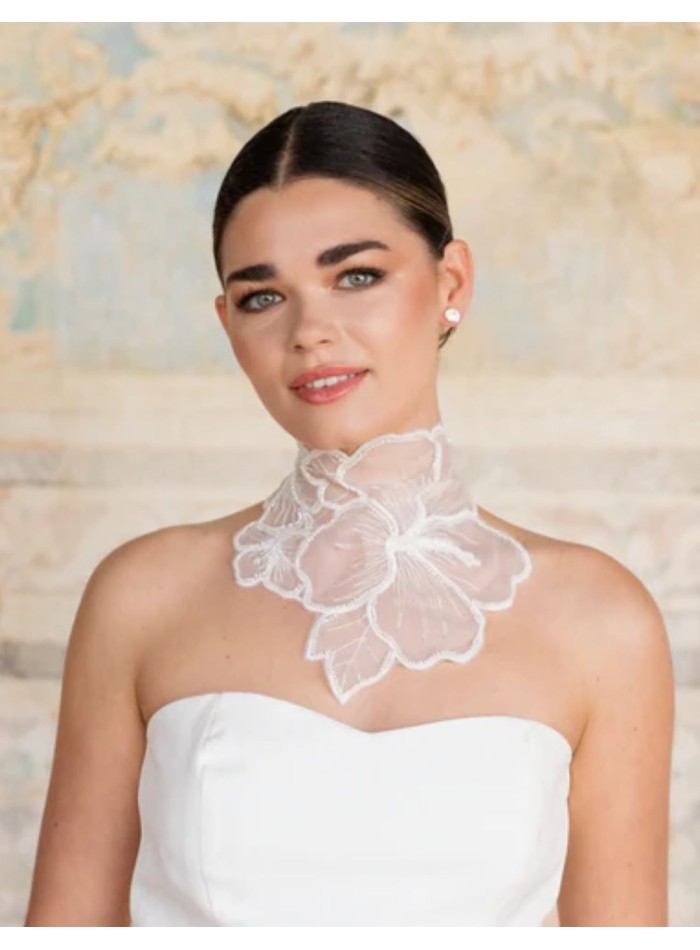 Necklace with white embroidered flowers