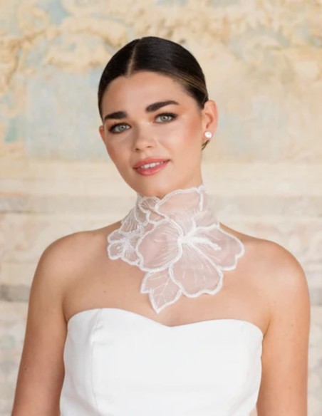 Necklace with white embroidered flowers