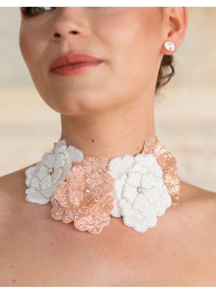 Collar con flores bordadas en blanco y oro rosa