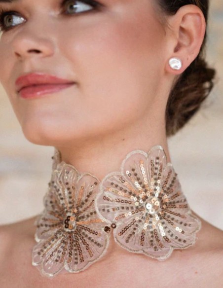 Choker con flores doradas bordadas Choker con flores doradas bordadas