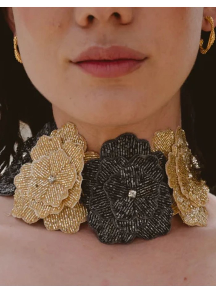 Collier avec fleurs brodées or et gris