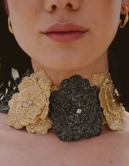 Collar con flores bordadas en dorado y gris Collar con flores bordadas en dorado y gris