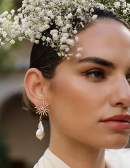 Pendientes largos dorados con diseño de estrella y perla barroca