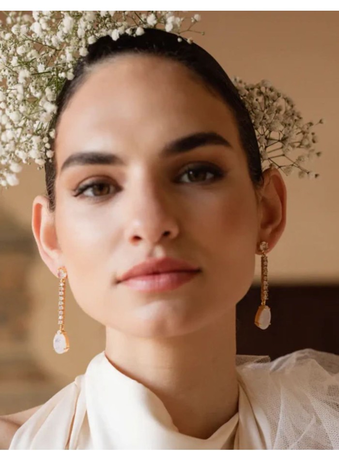 Pendientes de fiesta largos con circonitas y perla tallada para invitada