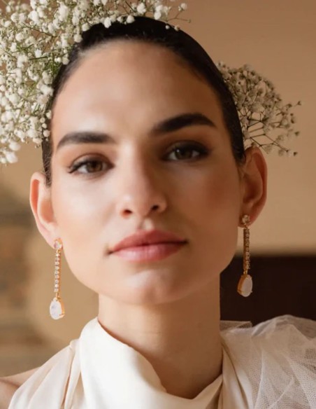 Pendientes de fiesta largos con circonitas y perla tallada para invitada