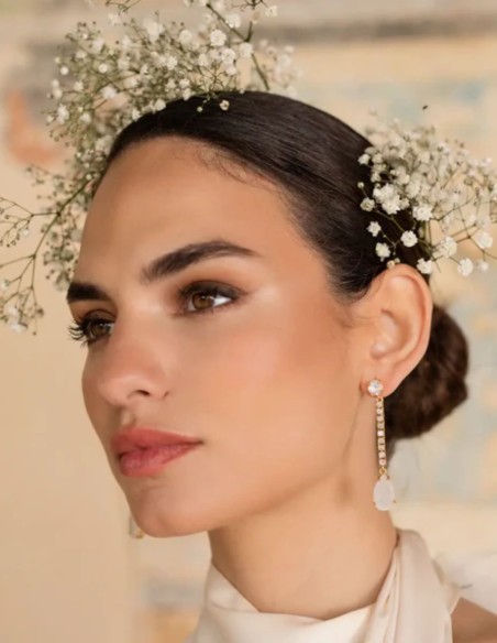 Long party earrings with zirconia and carved pearls