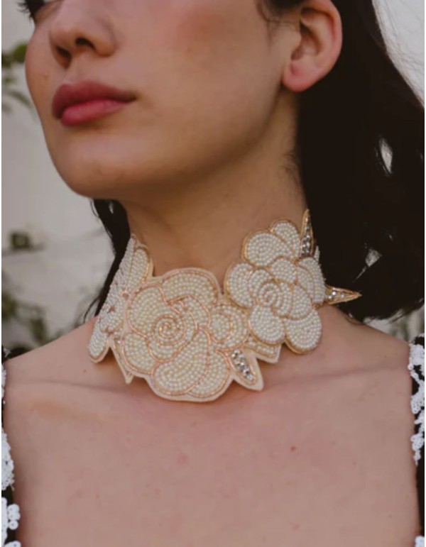 Collar con flores bordadas en beige 2