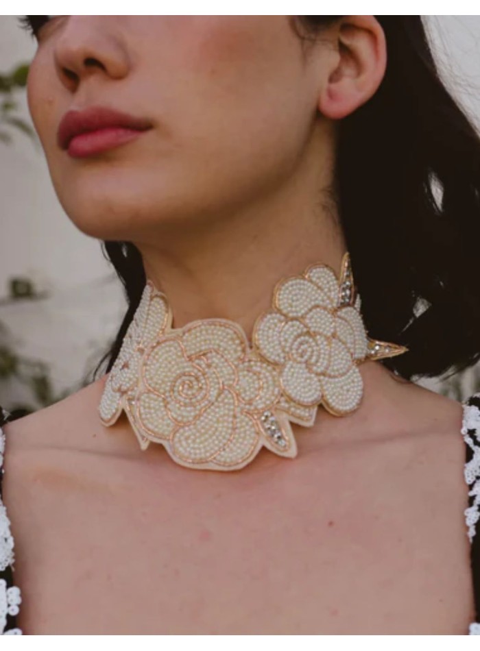 Collier avec fleurs brodées en beige