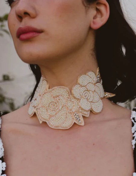 Collier avec fleurs brodées en beige
