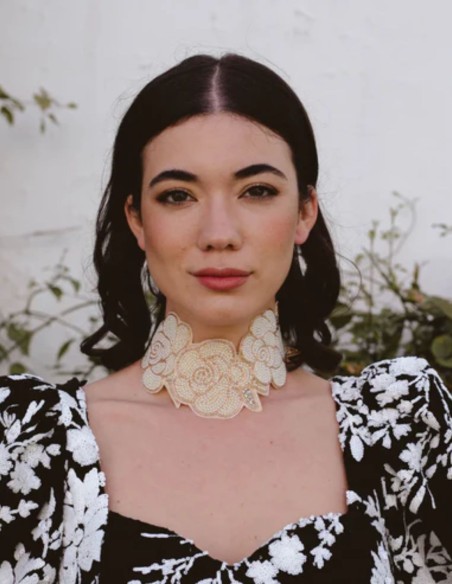 Collar con flores bordadas en beige