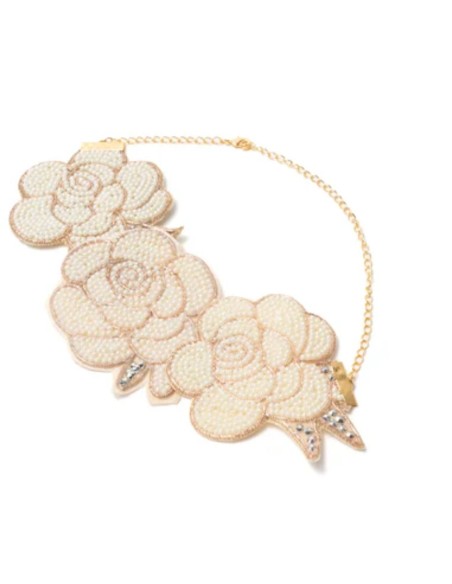 Collier avec fleurs brodées en beige