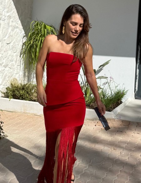 Longue robe rouge avec franges et encolure sans bretelles pour une robe d'invité