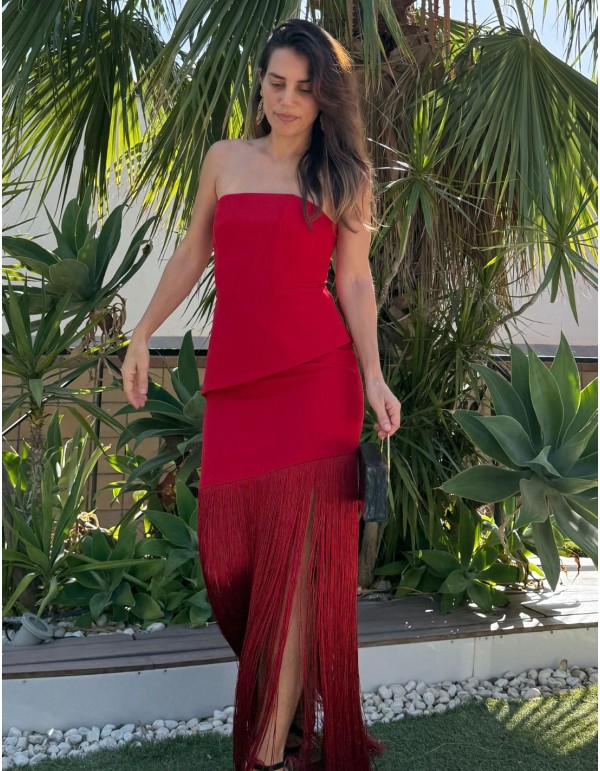 Vestido largo rojo de invitada con flecos y escote...