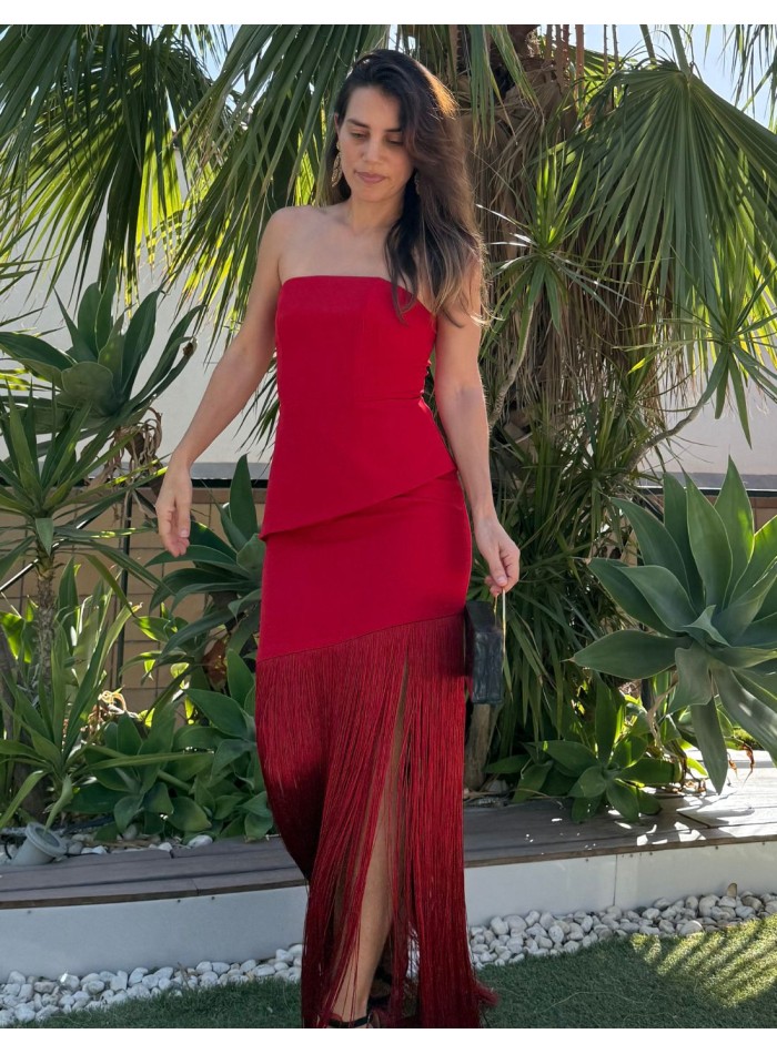 Longue robe rouge avec franges et encolure sans bretelles pour une robe d'invité