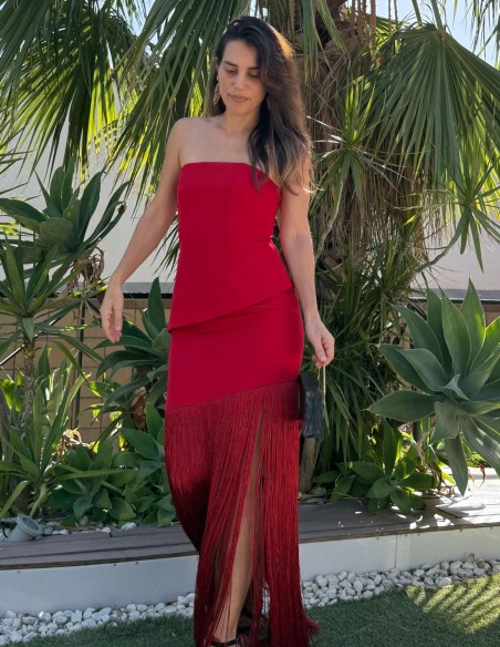 Long red dress with bangs and strapless neckline for a guest