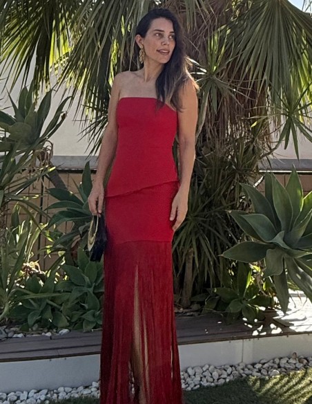 Long red dress with bangs and strapless neckline for a guest