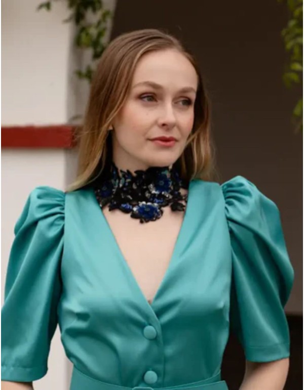Collar con flores bordadas en azul y negro