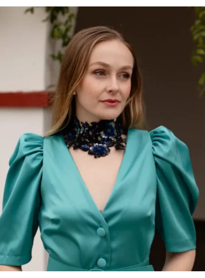 Collar con flores bordadas en azul y negro