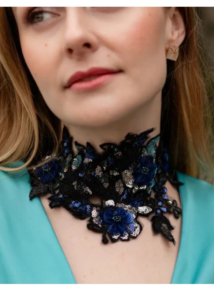 Collar con flores bordadas en azul y negro