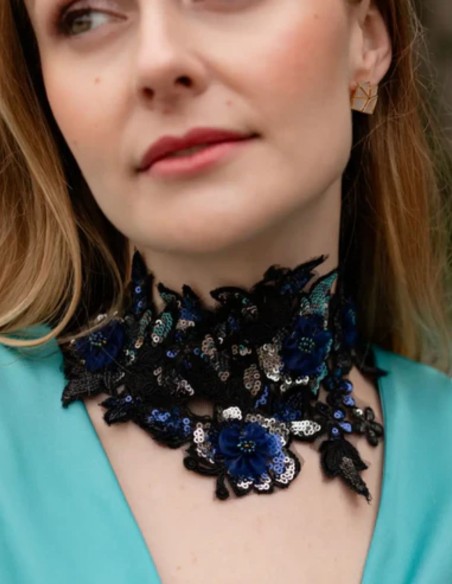 Collier avec fleurs brodées en bleu et noir