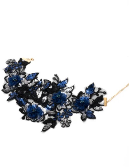 Collier avec fleurs brodées en bleu et noir