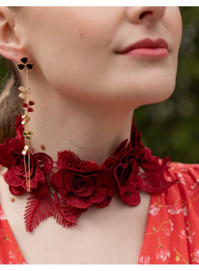Collier avec fleurs brodées bordeaux