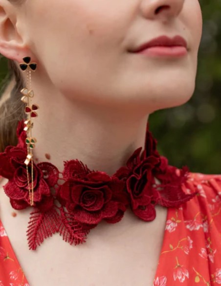 Collier avec fleurs brodées bordeaux