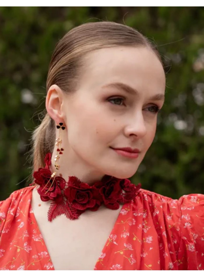 Collar con flores bordadas en burdeos
