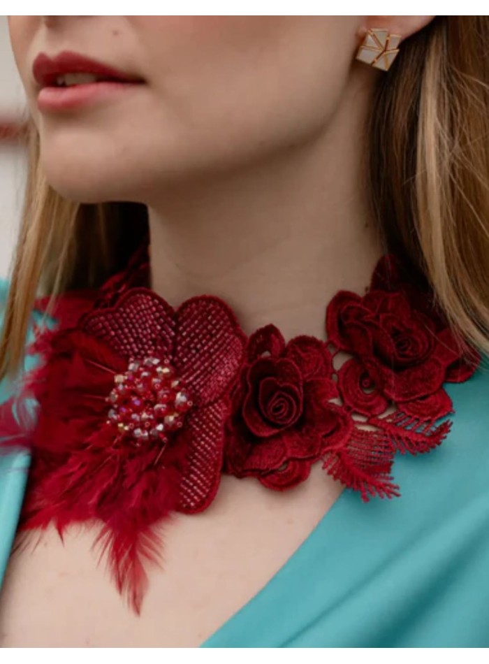 Collar con flores bordadas en burdeos con detalle de plumas
