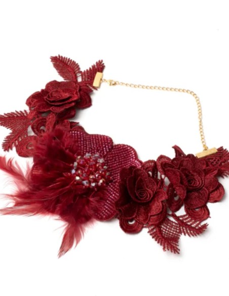 Collier avec fleurs brodées bordeaux et détails de plumes