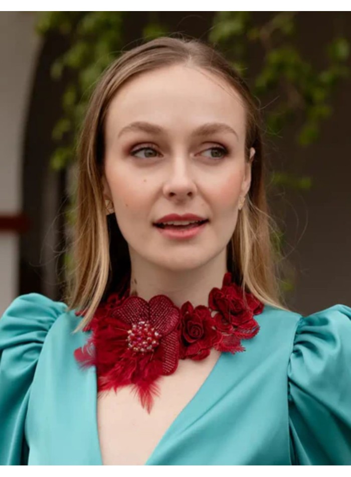 Collar con flores bordadas en burdeos con detalle de plumas