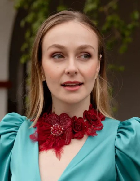 Necklace with burgundy embroidered flowers with feather details