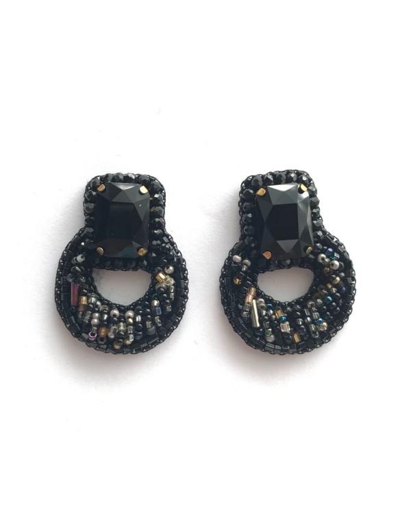 Boucles d'oreilles brodées de perles et cristal central... 2