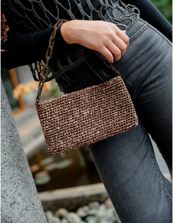 Cartera de crochet con hilos satinados y asa de eslabones café 2