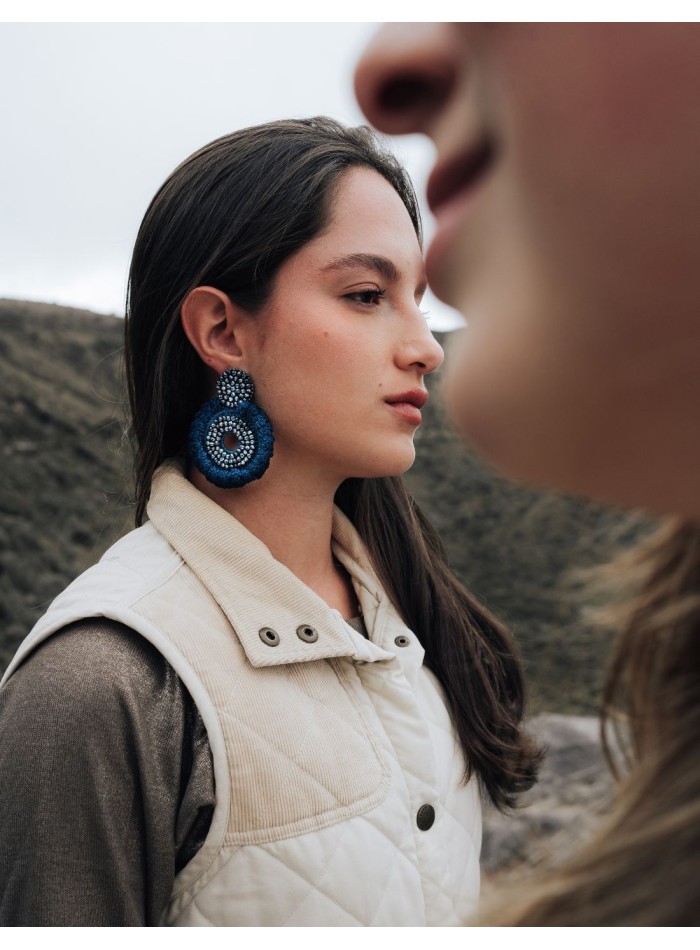 Pendientes de crochet con cristales y diseño floral