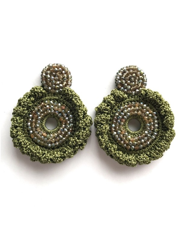 Pendientes de crochet con cristales y diseño floral verdes