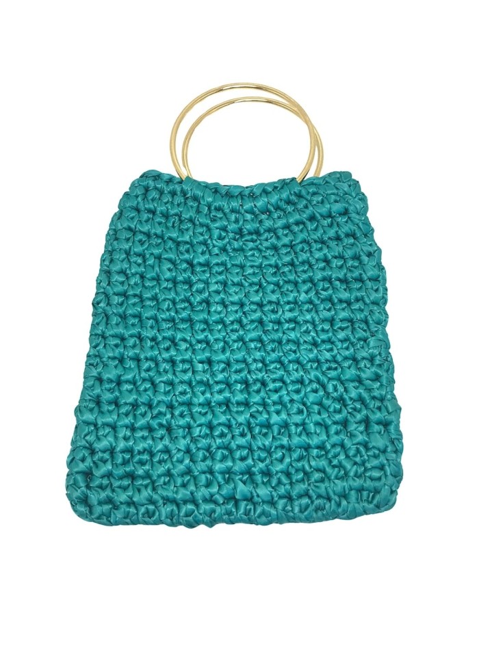 Cartera de crochet con cintas satinadas y asas metálicas