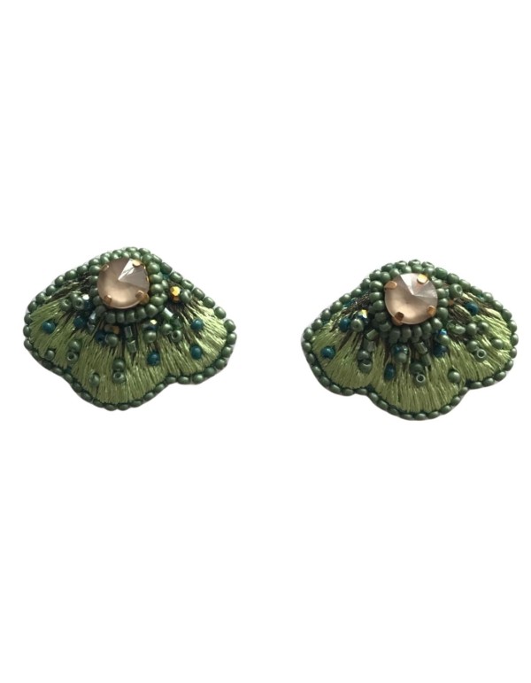 Pendientes media flor bordados con cristales y mostacillas verdes