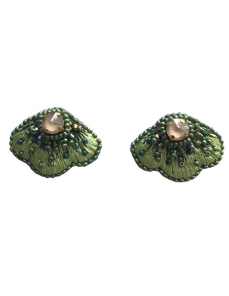 Pendientes media flor bordados con cristales y mostacillas verdes Pendientes media flor bordados con cristales y mostacillas verdes