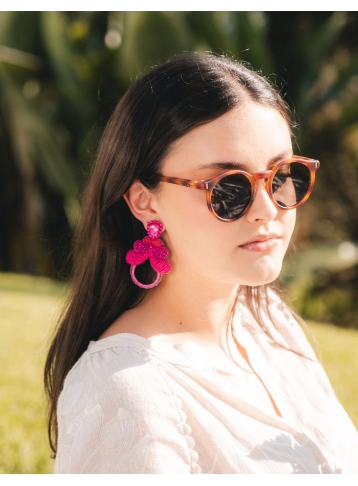 Pendientes de fiesta artesanales con topo de perlas y aro en crochet fucsia