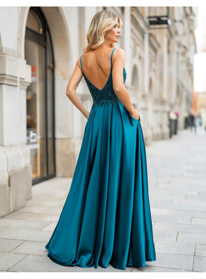 Vestido largo de fiesta con pedrería y falda con abertura para invitadas elegantes