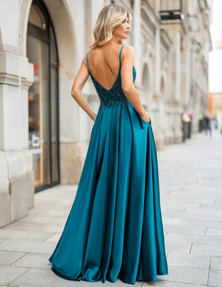 Vestido largo de fiesta con pedrería y falda con abertura para invitadas elegantes