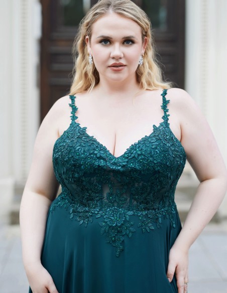 Longue robe de soirée grande taille avec jupe à volants en dentelle et mousseline de soie faite à la main