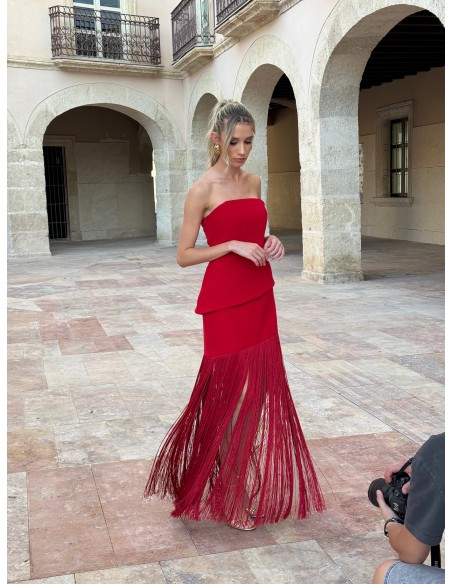 Falda asimétrica roja con flecos para eventos especiales
